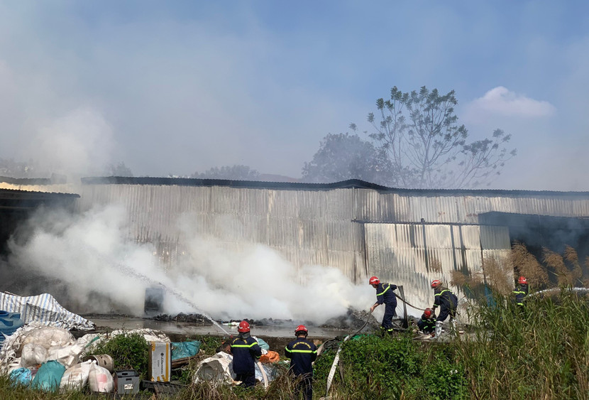 Cháy xưởng ép nhựa, bìa giấy Cháy xưởng ép nhựa, bìa giấy