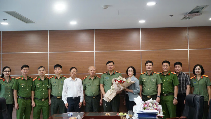 Hội đồng nghiệm thu chúc mừng thành công Ban chủ nhiệm đề tài "Nâng cao hiệu quả phòng ngừa, đấu tranh với tội phạm giết người trên địa bàn thành phố Hà Nội trong tình hình hiện nay" Hội đồng nghiệm thu chúc mừng thành công Ban chủ nhiệm đề tài "Nâng cao hiệu quả phòng ngừa, đấu tranh với tội phạm giết người trên địa bàn thành phố Hà Nội trong tình hình hiện nay"