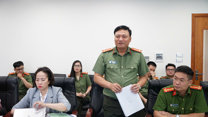 Đại tá Nguyễn Tiến Đạt - Phó Giám đốc Công an thành phố Hà Nội - chủ nhiệm đề tài "Nâng cao hiệu quả phòng ngừa, đấu tranh với tội phạm giết người trên địa bàn thành phố Hà Nội trong tình hình hiện nay" Đại tá Nguyễn Tiến Đạt - Phó Giám đốc Công an thành phố Hà Nội - chủ nhiệm đề tài "Nâng cao hiệu quả phòng ngừa, đấu tranh với tội phạm giết người trên địa bàn thành phố Hà Nội trong tình hình hiện nay"