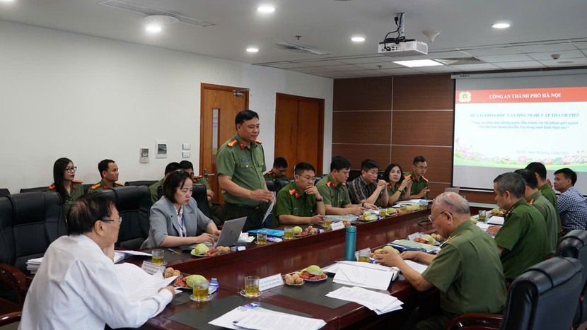 Đại tá Nguyễn Tiến Đạt báo cáo kết quả thực hiện đề tài khoa học và công nghệ cấp thành phố "Nâng cao hiệu quả phòng ngừa, đấu tranh với tội phạm giết người trên địa bàn thành phố Hà Nội trong tình hình hiện nay" Đại tá Nguyễn Tiến Đạt báo cáo kết quả thực hiện đề tài khoa học và công nghệ cấp thành phố "Nâng cao hiệu quả phòng ngừa, đấu tranh với tội phạm giết người trên địa bàn thành phố Hà Nội trong tình hình hiện nay"