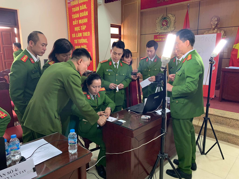 Tập huấn cho cán bộ chiến sỹ các kỹ năng, nghiệp vụ lấy vân tay tròn theo công nghệ mới Tập huấn cho cán bộ chiến sỹ các kỹ năng, nghiệp vụ lấy vân tay tròn theo công nghệ mới