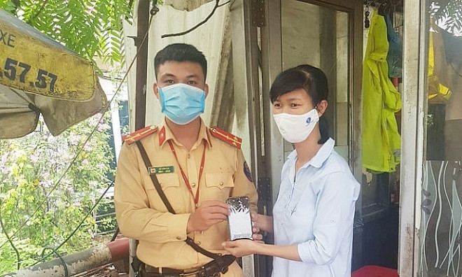 Cảnh sát giao thông trao trả chiếc điện thoại cho chủ nhân đánh rơi Cảnh sát giao thông trao trả chiếc điện thoại cho chủ nhân đánh rơi