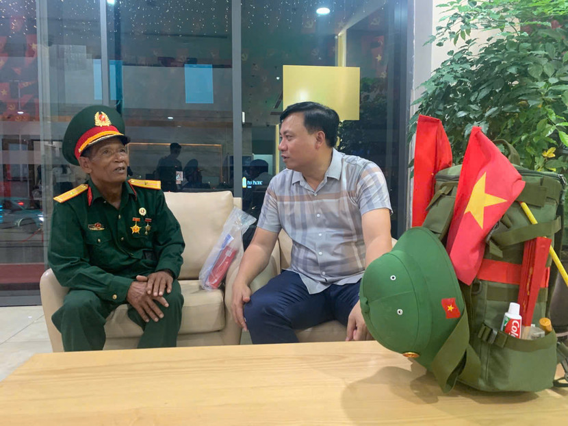 Đại tá Nguyễn Tiến Đạt - Phó Giám đốc CATP Hà Nội trò chuyện cùng cựu chiến binh Phan Văn Minh, sinh năm 1958, người dân tộc Cor (tỉnh Quảng Ngãi) Đại tá Nguyễn Tiến Đạt - Phó Giám đốc CATP Hà Nội trò chuyện cùng cựu chiến binh Phan Văn Minh, sinh năm 1958, người dân tộc Cor (tỉnh Quảng Ngãi)