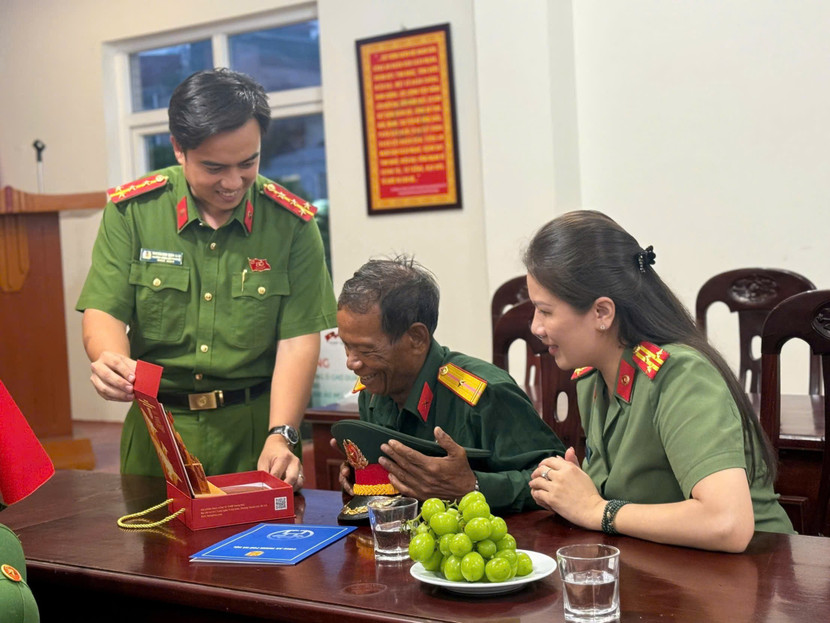 Đến Thủ đô, dự định ban đầu của ông Minh là “ngủ đâu cũng được” nhưng qua sự kết nối của các tình nguyện viên, ông đã được mời về một phòng trọ miễn phí dành cho các cựu chiến binh. Sau khi nắm được hoàn cảnh, điều kiện của ông Phan Văn Minh, CATP đã liên hệ, sắp xếp chỗ ở tại Nhà khách CATP và phối hợp với các cơ quan liên quan để ông Minh được tham dự trọn vẹn Lễ kỷ niệm A80. Đến Thủ đô, dự định ban đầu của ông Minh là “ngủ đâu cũng được” nhưng qua sự kết nối của các tình nguyện viên, ông đã được mời về một phòng trọ miễn phí dành cho các cựu chiến binh. Sau khi nắm được hoàn cảnh, điều kiện của ông Phan Văn Minh, CATP đã liên hệ, sắp xếp chỗ ở tại Nhà khách CATP và phối hợp với các cơ quan liên quan để ông Minh được tham dự trọn vẹn Lễ kỷ niệm A80.