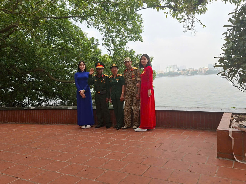 Các lực lượng tổ chức đưa cựu chiến binh Phan Văn Minh, sinh năm 1958, người dân tộc Cor (tỉnh Quảng Ngãi) tham quan các điểm di tích lịch sử tại Hà Nội Các lực lượng tổ chức đưa cựu chiến binh Phan Văn Minh, sinh năm 1958, người dân tộc Cor (tỉnh Quảng Ngãi) tham quan các điểm di tích lịch sử tại Hà Nội