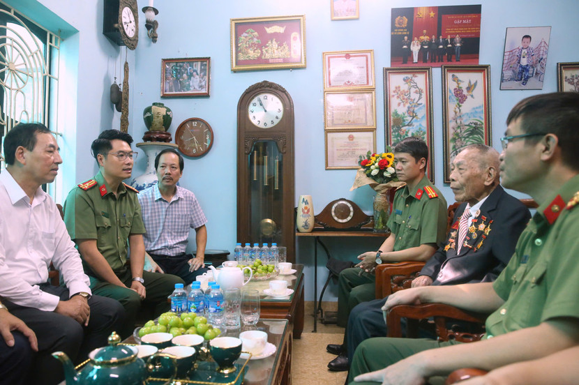 Công an TP Hà Nội thăm hỏi, tặng quà cụ Lê Bình Công an TP Hà Nội thăm hỏi, tặng quà cụ Lê Bình