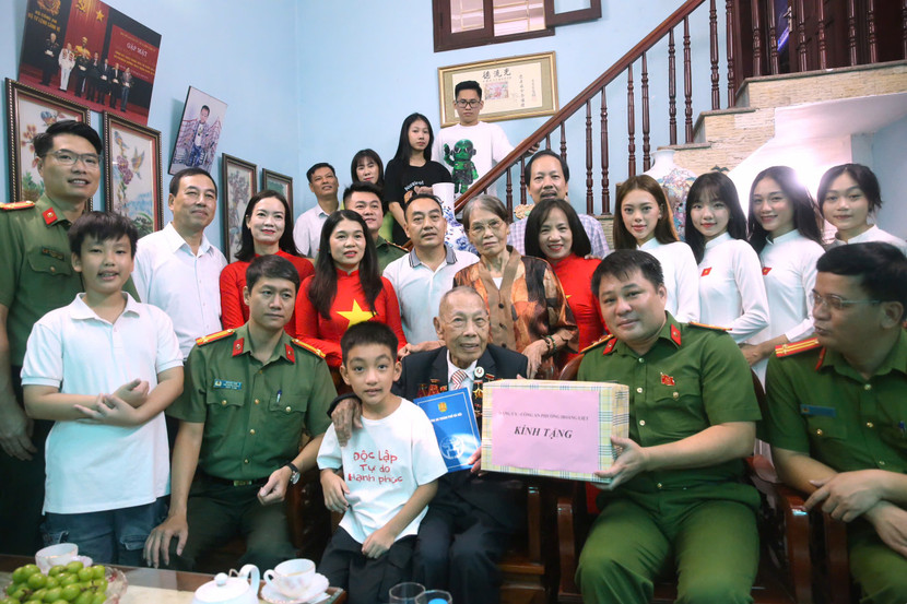 Các đơn vị thuộc CATP Hà Nội thăm, tặng quà cụ Lê Bình Các đơn vị thuộc CATP Hà Nội thăm, tặng quà cụ Lê Bình