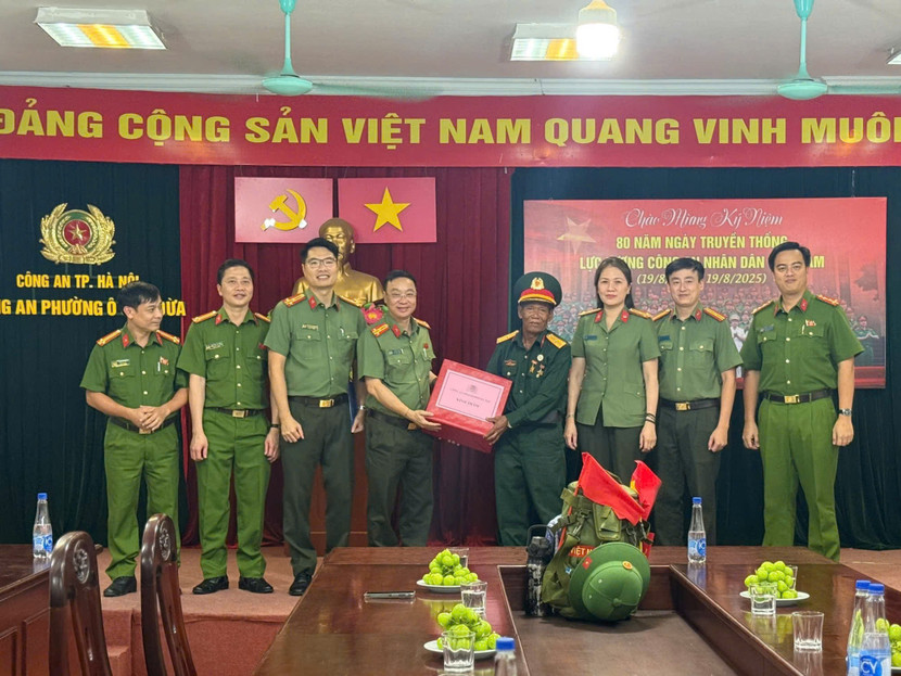 Các đơn vị thuộc CATP thăm, tặng quà cựu chiến binh Các đơn vị thuộc CATP thăm, tặng quà cựu chiến binh