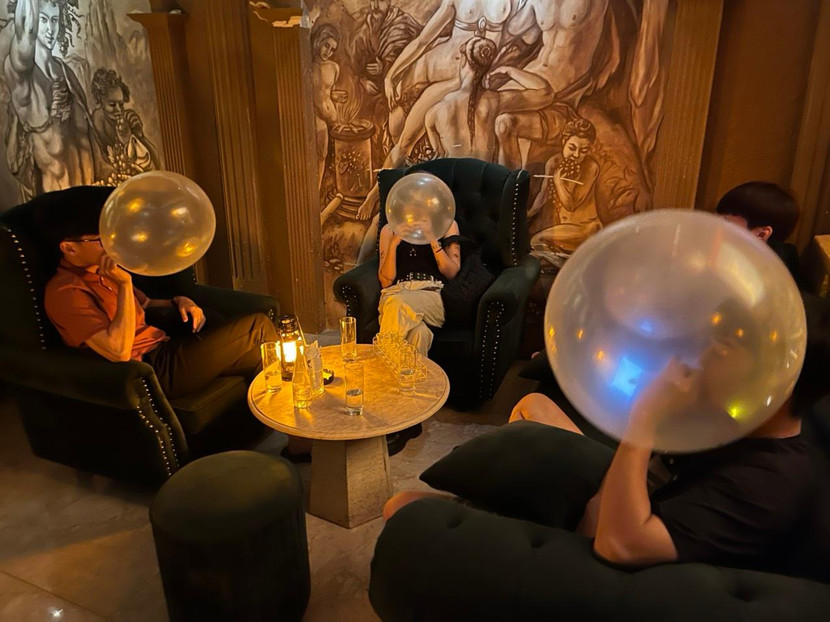 Cơ sở kinh doanh bóng cười cho khách đến hút