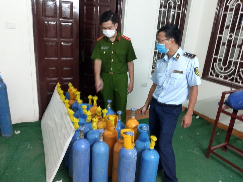 Lực lượng chức năng kiểm tra địa chỉ cung cấp bình khí cười cho các quán bar, quán cà phê