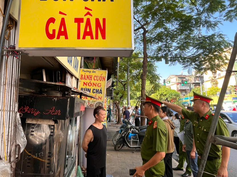 Lực lượng Công an tuyên truyền, nhắc nhở các hộ kinh doanh tháo dỡ các biển hiệu treo lấn chiếm vỉa hè Lực lượng Công an tuyên truyền, nhắc nhở các hộ kinh doanh tháo dỡ các biển hiệu treo lấn chiếm vỉa hè