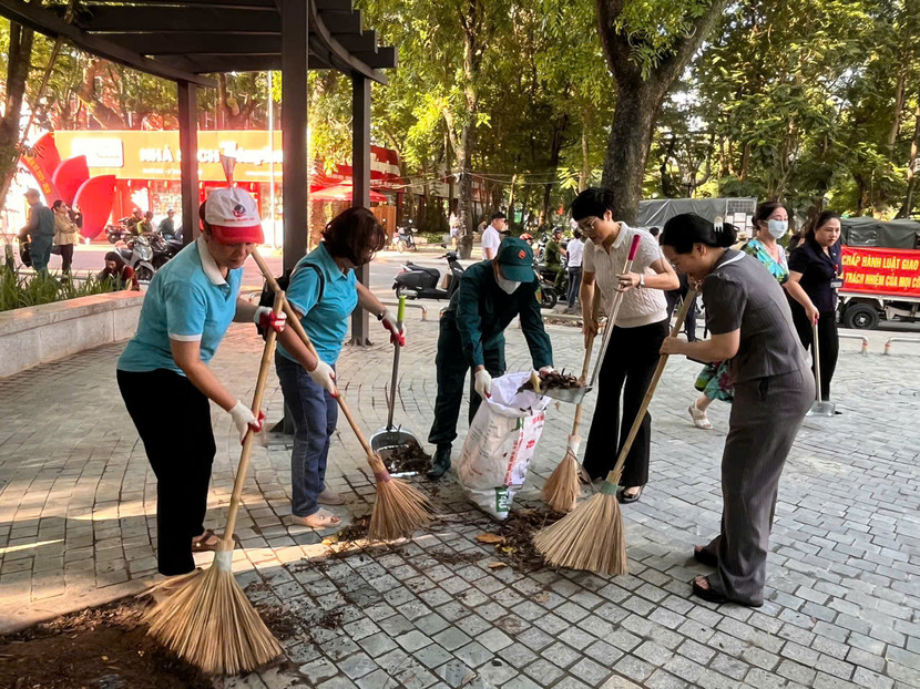 Đồng chí Bí thư Đảng ủy phường Hoàng Thị Phương Ngọc, Chủ tịch UBND phường Lê Thị Kim Huệ tham gia cùng các lực lượng vệ sinh môi trường trên địa bàn Đồng chí Bí thư Đảng ủy phường Hoàng Thị Phương Ngọc, Chủ tịch UBND phường Lê Thị Kim Huệ tham gia cùng các lực lượng vệ sinh môi trường trên địa bàn