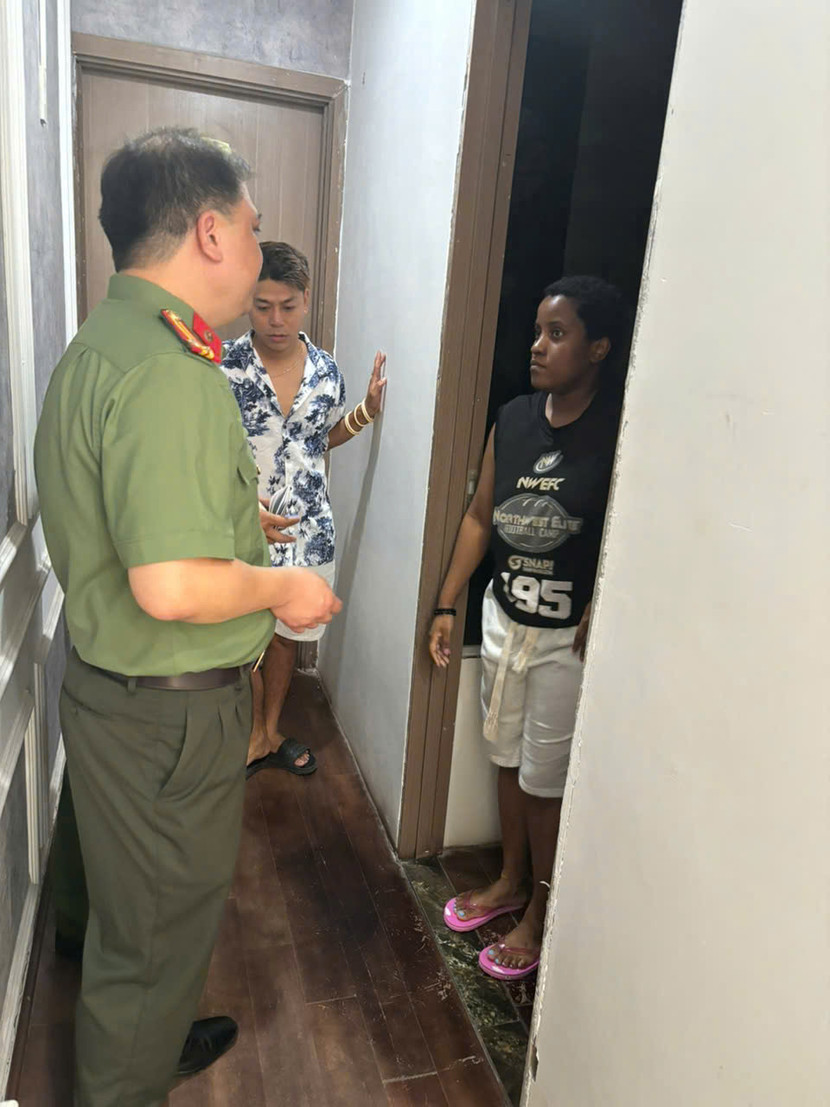 Công an phường Văn Miếu - Quốc Tử Giám thực hiện cao điểm về cấp định danh điện tử cho người nước ngoài...