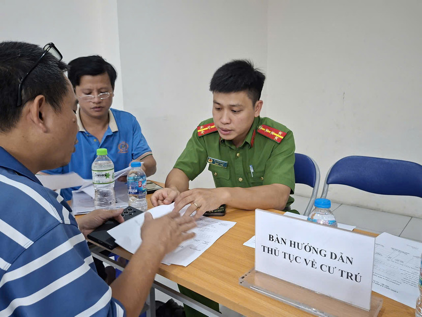 Công an phường Khương Đình tổ chức điểm hướng dẫn thủ tục cư trú cho người dân