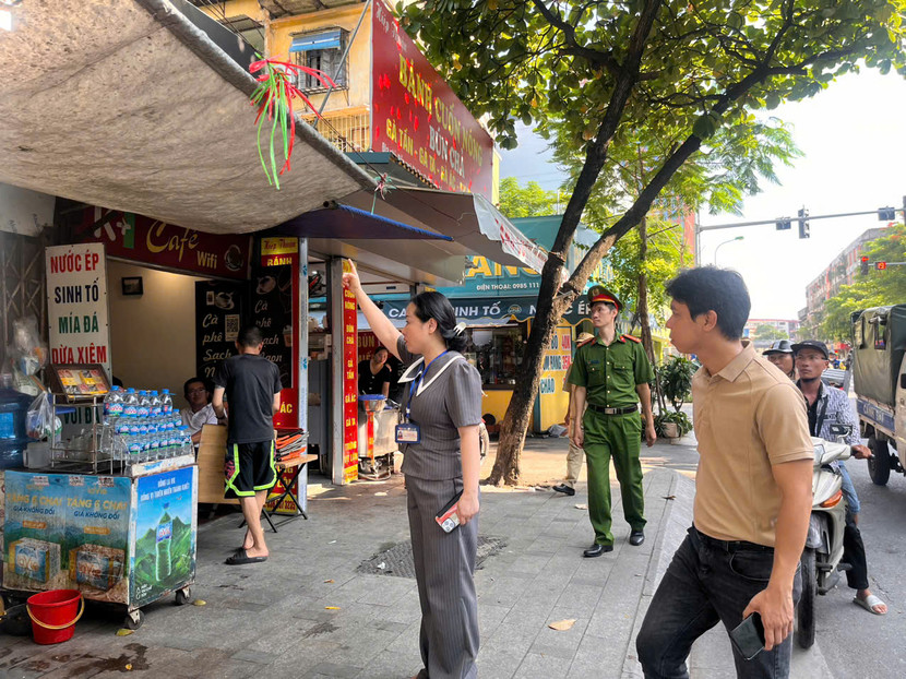 Đồng chí Chủ tịch UBND phường Lê Thị Kim Huệ chỉ đạo quyết liệt tháo dỡ các mái che, mái vẩy sai quy định Đồng chí Chủ tịch UBND phường Lê Thị Kim Huệ chỉ đạo quyết liệt tháo dỡ các mái che, mái vẩy sai quy định