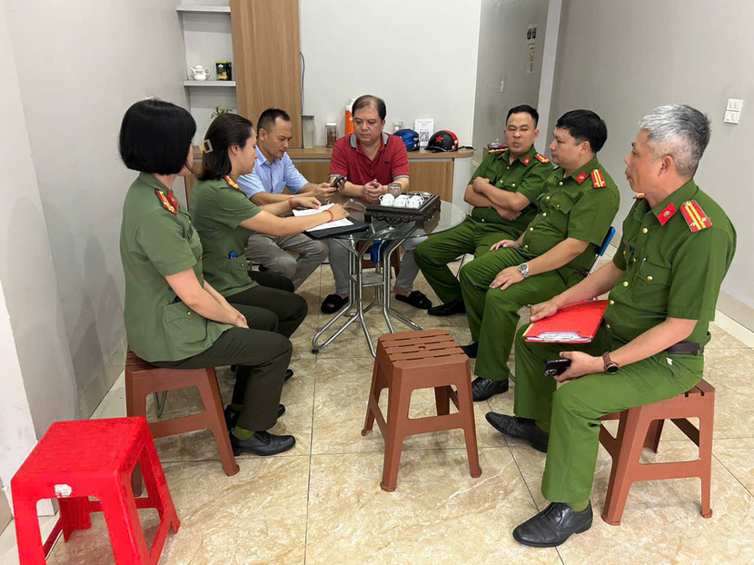 Công an phường làm việc với các chủ cơ sở lưu trú