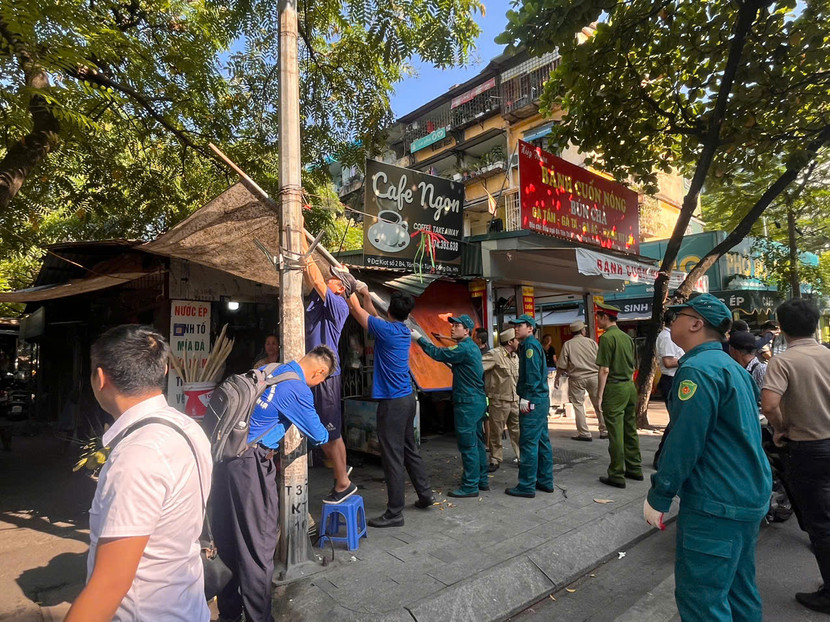 Các lực lượng tháo dỡ các mái che, mái vẩy trên phố Tôn Thất Tùng Các lực lượng tháo dỡ các mái che, mái vẩy trên phố Tôn Thất Tùng