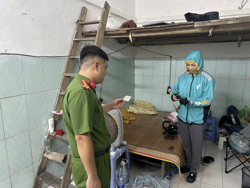 Cán bộ công an phường kiểm tra tạm trú