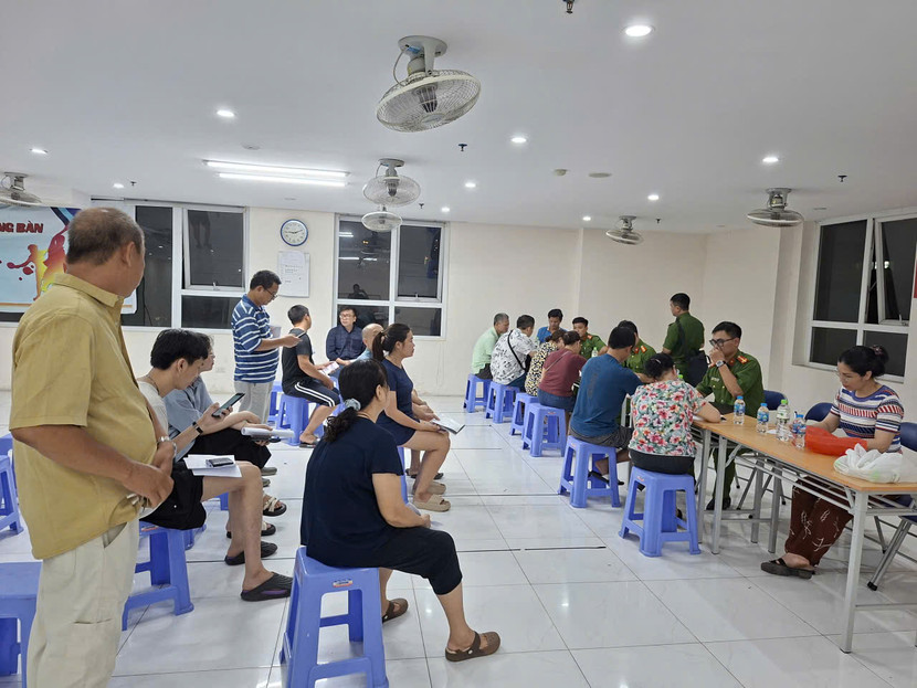 Công an phường Khương Đình, Hà Nội đã tỏa đi khắp địa bàn, tổ chức tuyên truyền, hướng dẫn người dân các thủ tục đăng ký cư trú trên dịch vụ công