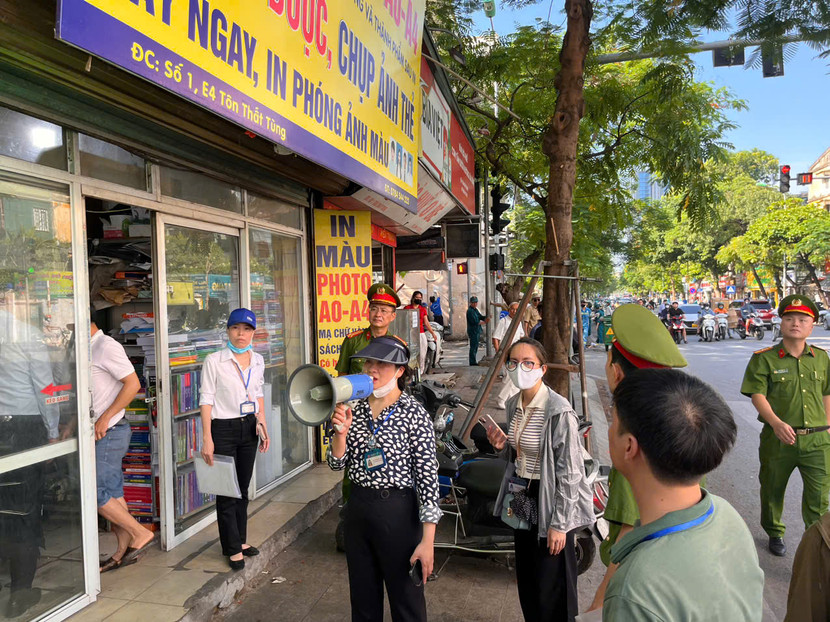 Chính quyền cơ sở thông báo người dân chủ động chấp hành các quy định về trật tự văn minh đô thị, không lấn chiếm lòng đường, vỉa hè để kinh doanh buôn bán Chính quyền cơ sở thông báo người dân chủ động chấp hành các quy định về trật tự văn minh đô thị, không lấn chiếm lòng đường, vỉa hè để kinh doanh buôn bán