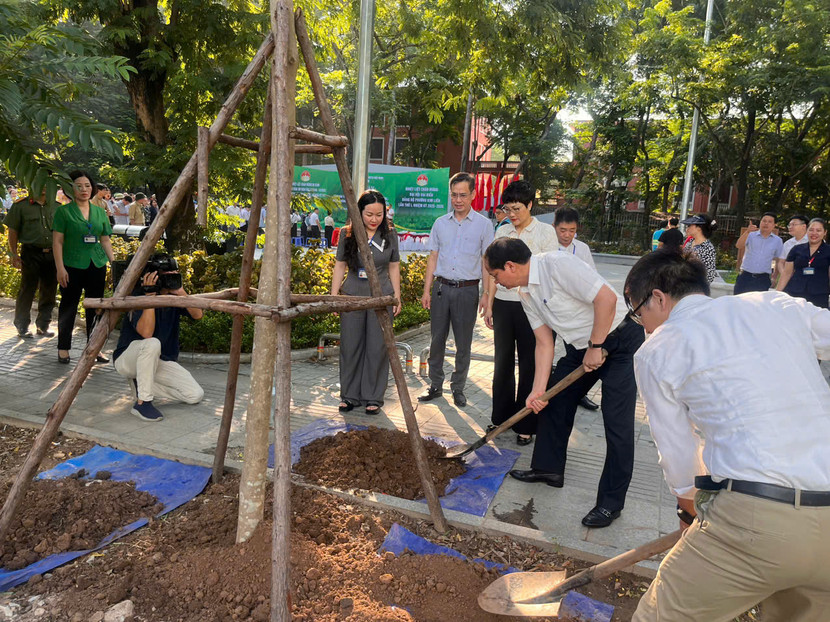 Các cán bộ lãnh đạo trồng cây tại Vườn hoa Đại học Thủy Lợi Các cán bộ lãnh đạo trồng cây tại Vườn hoa Đại học Thủy Lợi
