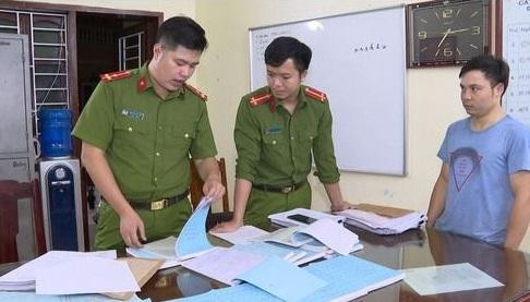 Cơ quan Công an thu giữ các tài liệu chứng cứ Cơ quan Công an thu giữ các tài liệu chứng cứ