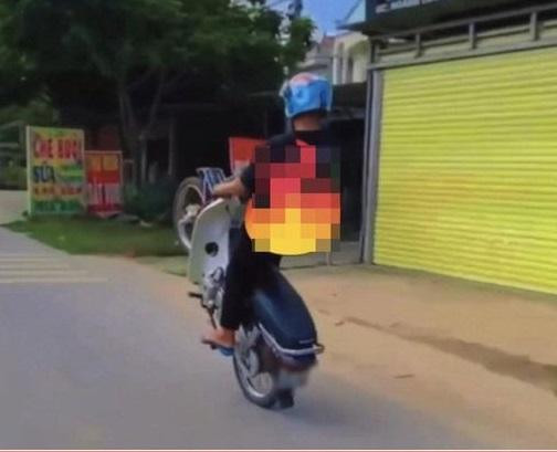 Xử phạt nam thanh niên bốc đầu xe máy Xử phạt nam thanh niên bốc đầu xe máy