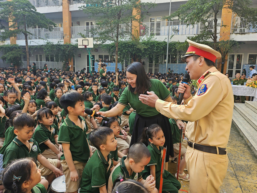 Tuyên truyền an toàn giao thông cho gần 1.800 giáo viên, học sinh Trường Tiểu học Nguyễn Tuân Tuyên truyền an toàn giao thông cho gần 1.800 giáo viên, học sinh Trường Tiểu học Nguyễn Tuân