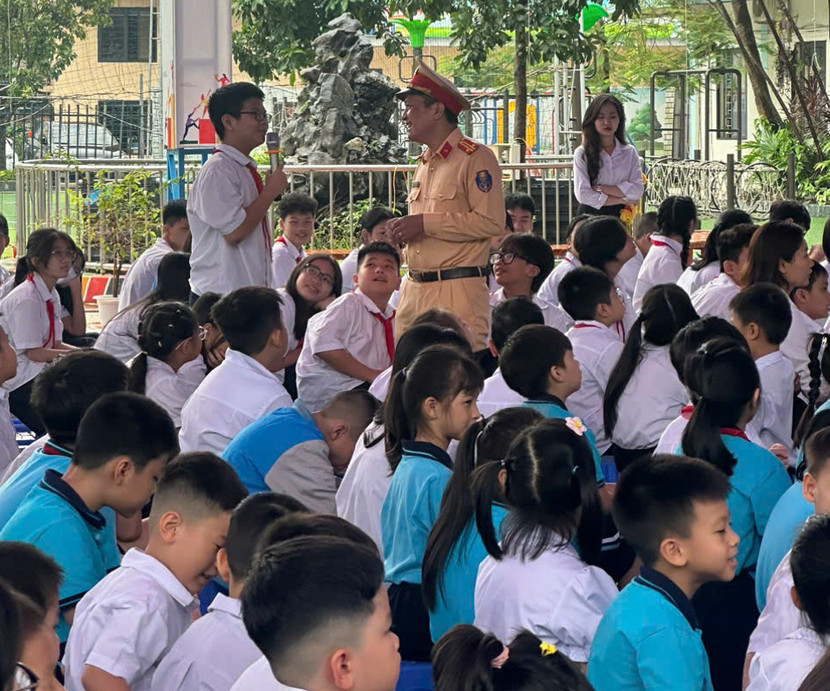 Cán bộ Cảnh sát giao thông trao đổi với các em học sinh Trường Liên cấp Sputnik Cán bộ Cảnh sát giao thông trao đổi với các em học sinh Trường Liên cấp Sputnik