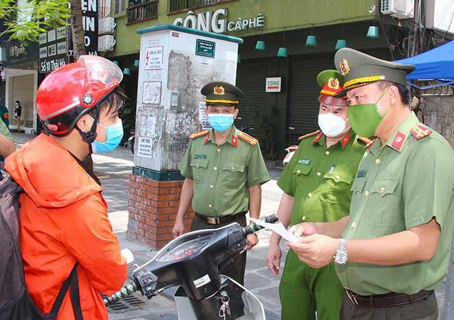 Chỉ huy Công an quận Đống Đa thường xuyên kiểm tra, đôn đốc các lực lượng tham gia chốt thực hiện nghiêm túc các nhiệm vụ Chỉ huy Công an quận Đống Đa thường xuyên kiểm tra, đôn đốc các lực lượng tham gia chốt thực hiện nghiêm túc các nhiệm vụ