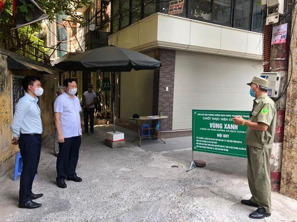 Đồng chí Đinh Trường Thọ - Bí thư quận ủy Đống Đa và đồng chí Lê Tuấn Định - Chủ tịch UBND quận kiểm tra đánh giá hiệu quả của chốt thực hiện phòng chống dịch "vùng xanh" Đồng chí Đinh Trường Thọ - Bí thư quận ủy Đống Đa và đồng chí Lê Tuấn Định - Chủ tịch UBND quận kiểm tra đánh giá hiệu quả của chốt thực hiện phòng chống dịch "vùng xanh"
