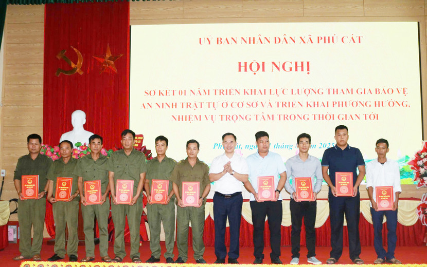 Đồng chí Hoàng Nguyên Ưng – Phó Bí thư Đảng ủy, Chủ tịch UBND xã trao các quyết định kiện toàn lực lượng bảo vệ an ninh trật tự ở cơ sở