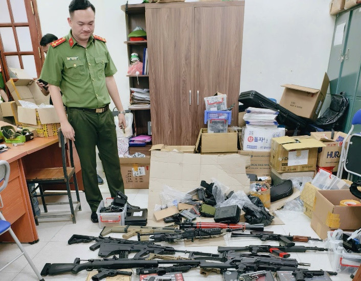 Công an Hà Nội phát hiện đối tượng rao bán súng bắn bi nguy hiểm trên YouTube ảnh 1