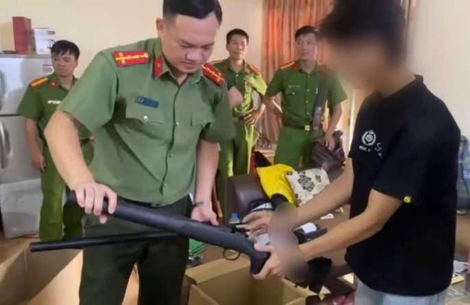 Công an Hà Nội phát hiện đối tượng rao bán súng bắn bi nguy hiểm trên YouTube ảnh 2