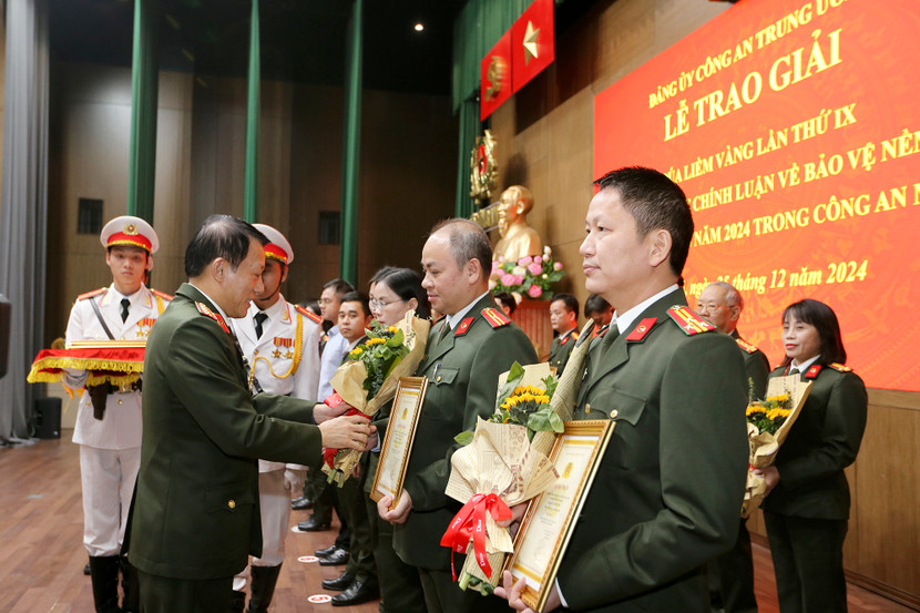 Đại tướng Lương Tam Quang, Ủy viên Bộ Chính trị, Bí thư Đảng ủy Công an Trung ương, Bộ trưởng Bộ Công an trao giải A cho Thiếu tá Đỗ Trần Quân, Trưởng ban Thư ký Biên tập, Báo An ninh Thủ đô