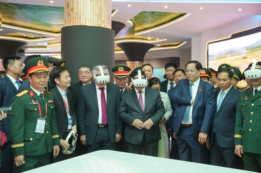 Các đại biểu trải nghiệm công nghệ thực tế ảo (VR) Các đại biểu trải nghiệm công nghệ thực tế ảo (VR)