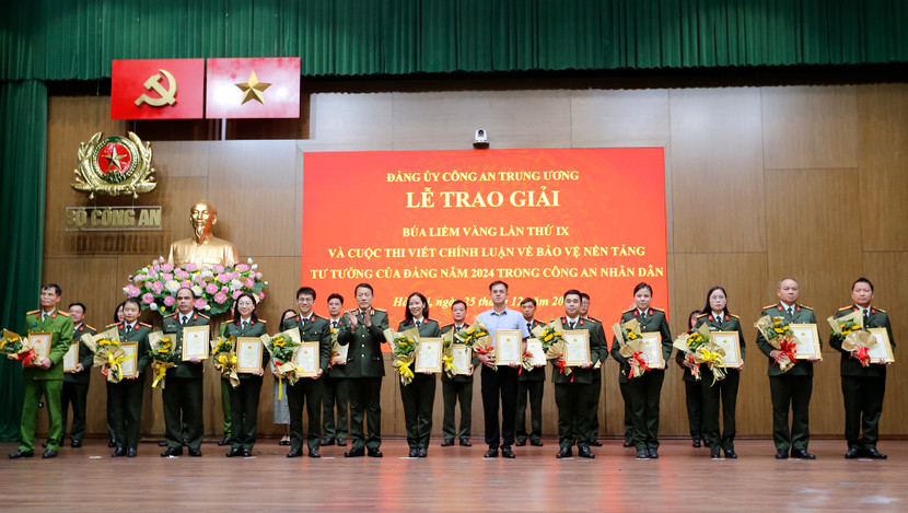 Đại tướng Lương Tam Quang, Ủy viên Bộ Chính trị, Bí thư Đảng ủy Công an Trung ương, Bộ trưởng Bộ Công an trao giải cho các tác giả đạt giải cao