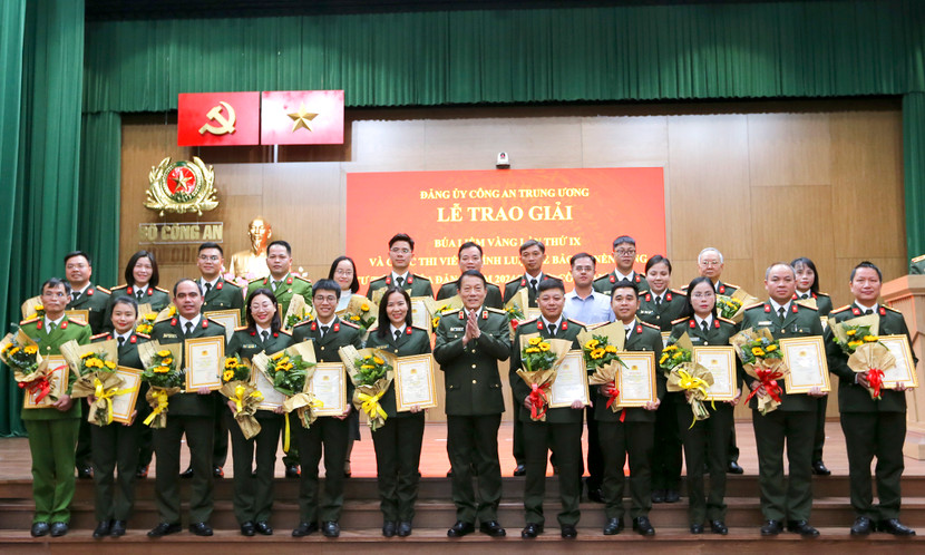 Đại tướng Lương Tam Quang, Ủy viên Bộ Chính trị, Bí thư Đảng ủy Công an Trung ương, Bộ trưởng Bộ Công an chụp ảnh lưu niệm cùng các tác giả