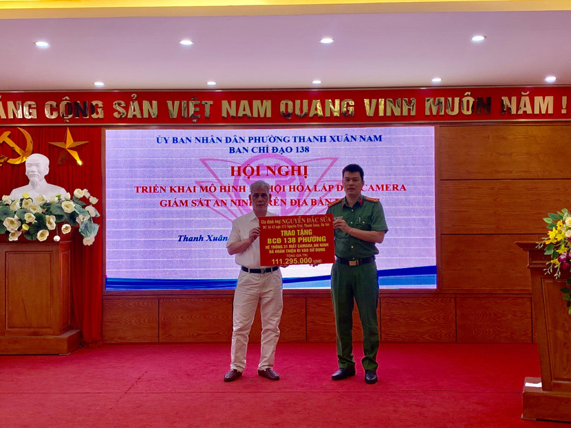 Ông Nguyễn Đắc Sửa (ở ngõ 475 Nguyễn Trãi, phường Thanh Xuân Nam) ủng hộ hệ thống 31 mắt camera an ninh Ông Nguyễn Đắc Sửa (ở ngõ 475 Nguyễn Trãi, phường Thanh Xuân Nam) ủng hộ hệ thống 31 mắt camera an ninh