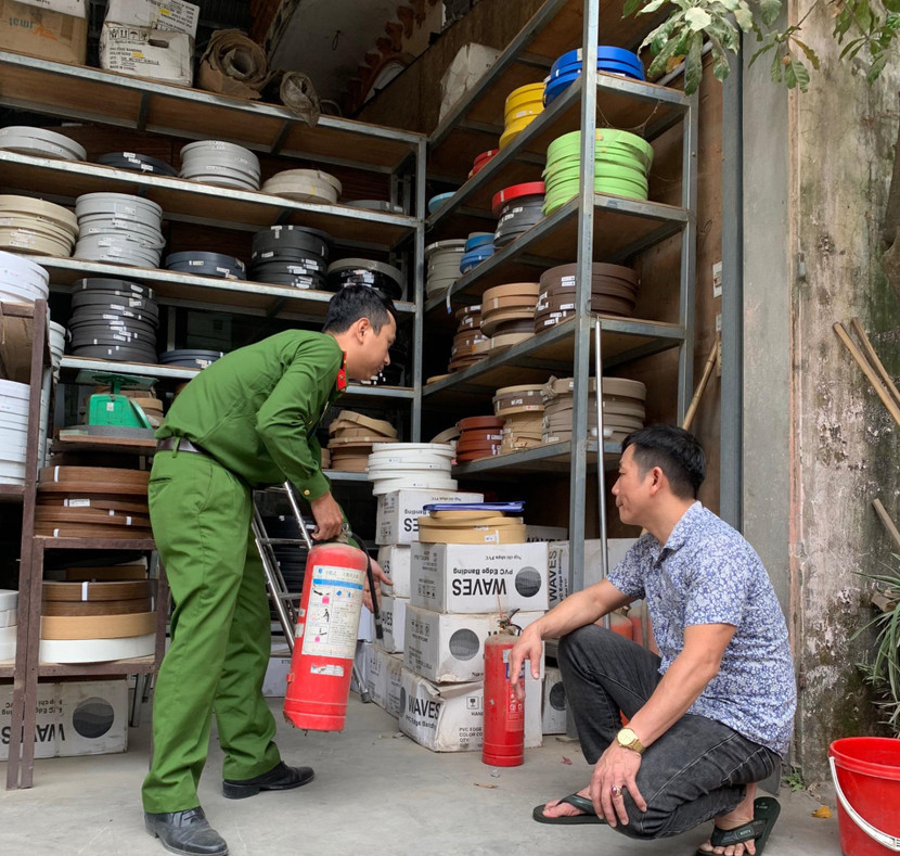 Công an xã Lại Thượng kiểm tra rà soát các cơ sở về an toàn PCCC