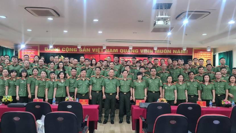 Lãnh đạo Học viện ANND - CATP và các học viên chụp ảnh lưu niệm