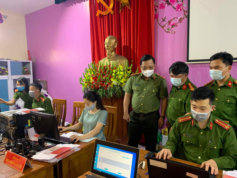 Mỗi ngày CBCS Công an huyện Thạch Thất làm việc 3 ca, từ 7h sáng đến hơn 1h sáng hôm sau để phục vụ nhân dân