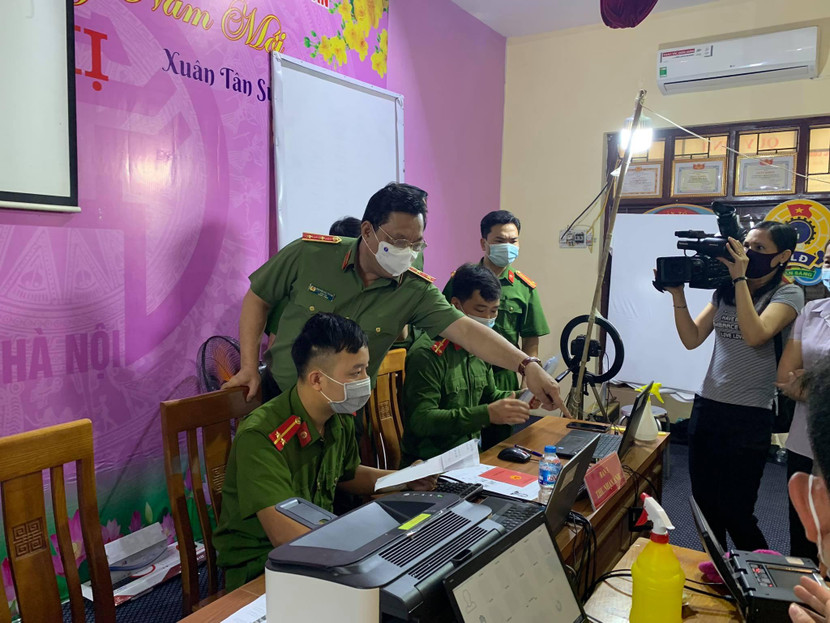 Đồng chí Giám đốc hướng dẫn, hoàn thiện thêm kỹ năng cho CBCS