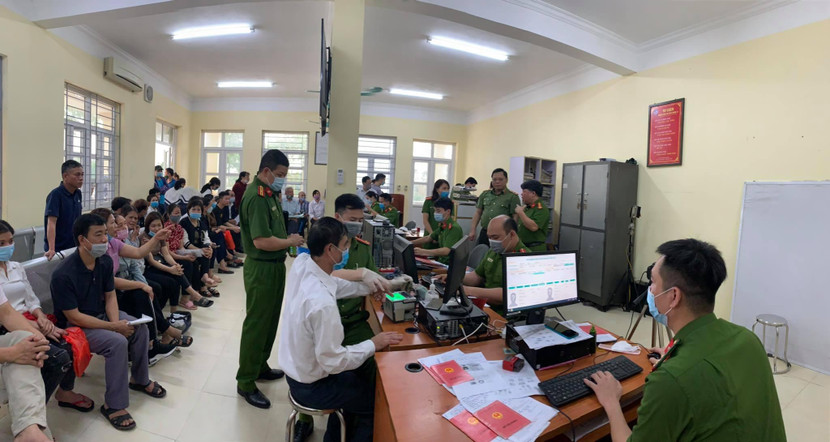 Trung tướng Nguyễn Hải Trung - Giám đốc CATP Hà Nội kiểm tra công tác cấp CCCD tại huyện Thạch Thất