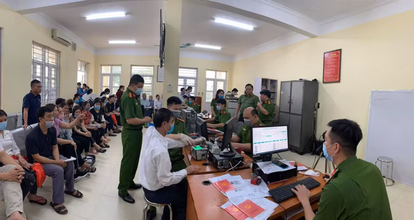 Trung tướng Nguyễn Hải Trung - Giám đốc CATP Hà Nội kiểm tra công tác cấp CCCD tại huyện Thạch Thất Trung tướng Nguyễn Hải Trung - Giám đốc CATP Hà Nội kiểm tra công tác cấp CCCD tại huyện Thạch Thất