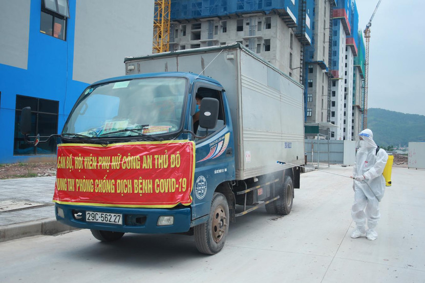 Những xe tải chở hàng lần lượt đến các điểm như Bệnh viện Dã chiến, Cơ sở Thu dung điều trị ban đầu Covid-19 của tỉnh Bắc Giang Những xe tải chở hàng lần lượt đến các điểm như Bệnh viện Dã chiến, Cơ sở Thu dung điều trị ban đầu Covid-19 của tỉnh Bắc Giang