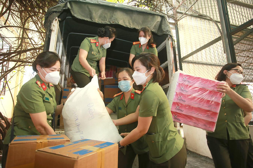 Tại đây những nhu yếu phẩm lại được các nữ cán bộ, chiến sĩ của CATP Hà Nội chuyển xuống Tại đây những nhu yếu phẩm lại được các nữ cán bộ, chiến sĩ của CATP Hà Nội chuyển xuống