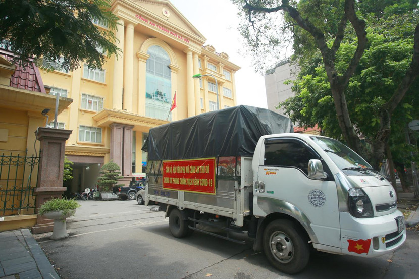 Xe tải chở hàng hỗ trợ lực lượng tuyến đầu rời trụ sở Công an TP Hà Nội tiến về Bắc Giang Xe tải chở hàng hỗ trợ lực lượng tuyến đầu rời trụ sở Công an TP Hà Nội tiến về Bắc Giang