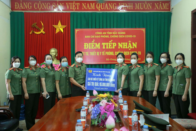 Đại diện Ban Thường vụ Hội Phụ nữ CATP Hà Nội gửi tặng cho cán bộ, chiến sĩ, lực lượng tuyến đầu chống dịch Covid-19 công an tỉnh Bắc Giang với số quà trị giá 95 triệu đồng Đại diện Ban Thường vụ Hội Phụ nữ CATP Hà Nội gửi tặng cho cán bộ, chiến sĩ, lực lượng tuyến đầu chống dịch Covid-19 công an tỉnh Bắc Giang với số quà trị giá 95 triệu đồng