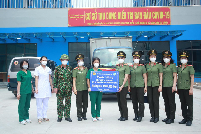 Đại diện Cơ sở Thu dung điều trị bệnh nhân mắc Covid-19 tỉnh Bắc Giang nhận số quà trị giá 97 triệu đồng từ Hội Phụ nữ CATP Hà Nội Đại diện Cơ sở Thu dung điều trị bệnh nhân mắc Covid-19 tỉnh Bắc Giang nhận số quà trị giá 97 triệu đồng từ Hội Phụ nữ CATP Hà Nội